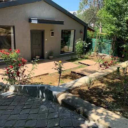 Peaceful Detached House With Garden In Besiktas Сasa de vacaciones